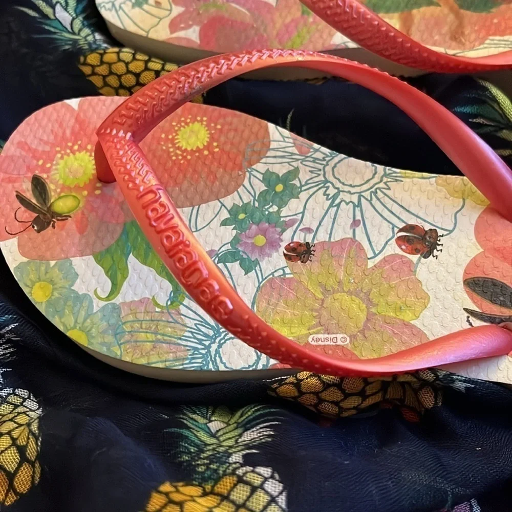 Brand New Havaianas Disney Tinkerbell Peter Pan Ladybug Floral Flip Flops Sandal
